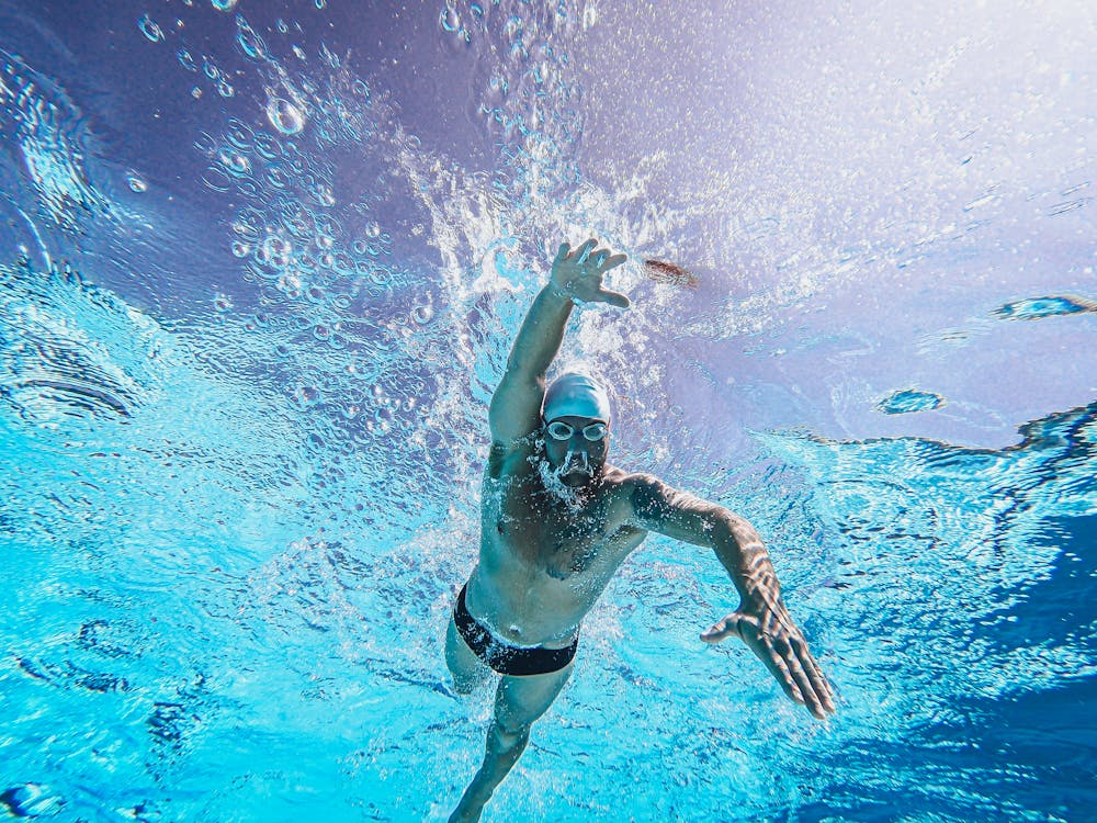 swim longer distances with a swimmer training underwater using steady freestyle technique